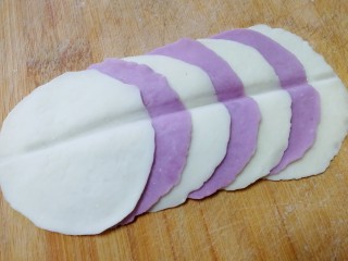 紫薯玫瑰花馒头,压出明显纹路。