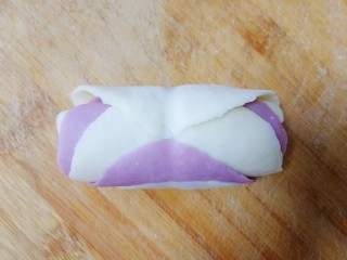 紫薯玫瑰花馒头,由下往上卷起。