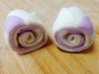 紫薯玫瑰花馒头,在纹路处切开。