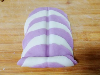 紫薯玫瑰花馒头,面团偏硬一点，不会粘面板，比较好造型。