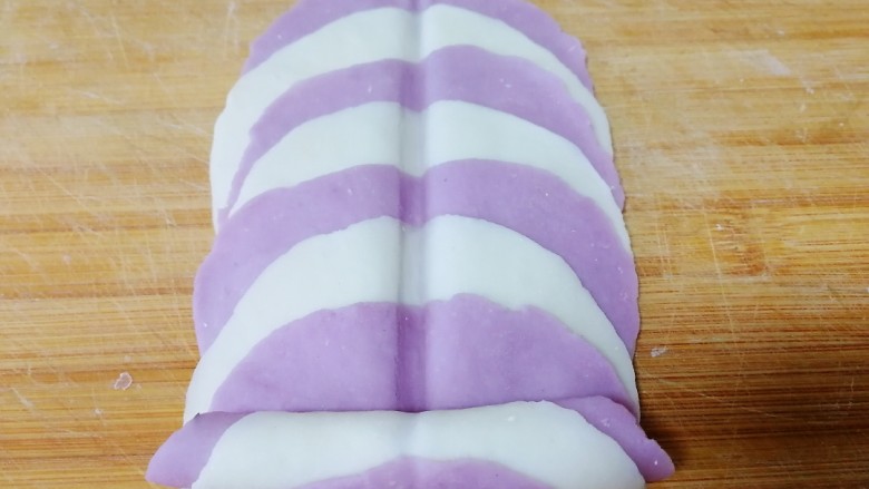 紫薯玫瑰花馒头,面团偏硬一点，不会粘面板，比较好造型。