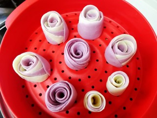 紫薯玫瑰花馒头,全都卷好，放入蒸锅上下两层，盖上盖子饧发30分钟。