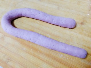 紫薯玫瑰花馒头,排气搓成长条。