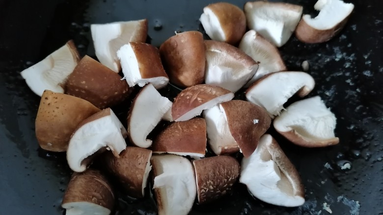 香菇肉末豆腐,将香菇放入锅内翻炒