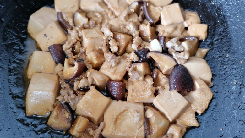 香菇肉末豆腐,炖至汁干入味上色即可出锅