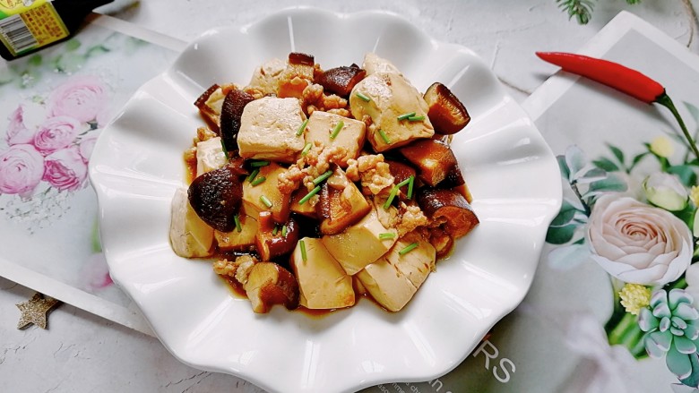 香菇肉末豆腐,拍上成品图，一道美味又营养的香菇肉末豆腐就完成了。