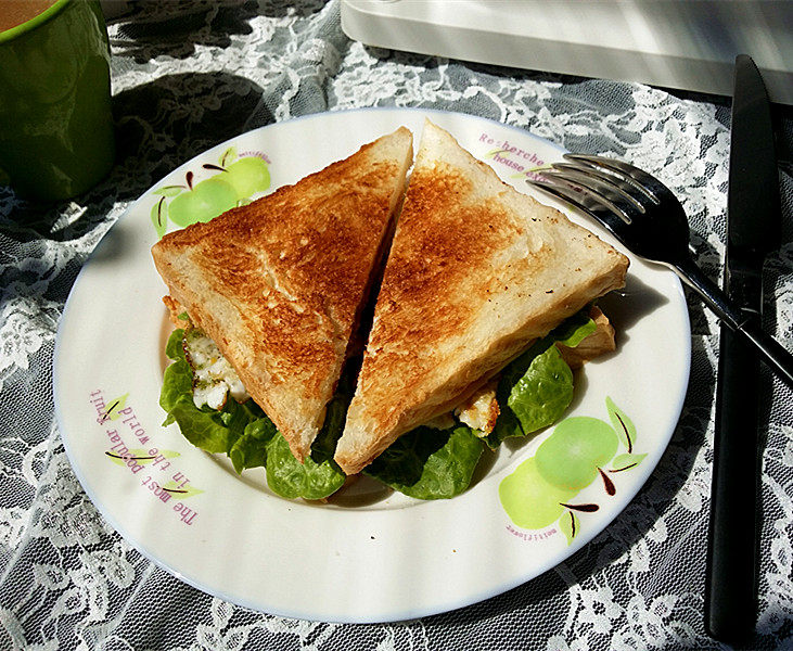 火腿芝士三明治,用煎蛋和火腿片的余温，慢慢把芝士融化