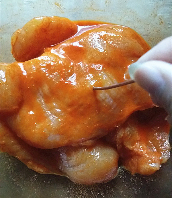 孜然鸡胸肉,腌好后，用钢针在鸡胸肉上多扎些小孔，便于烤制时候入味