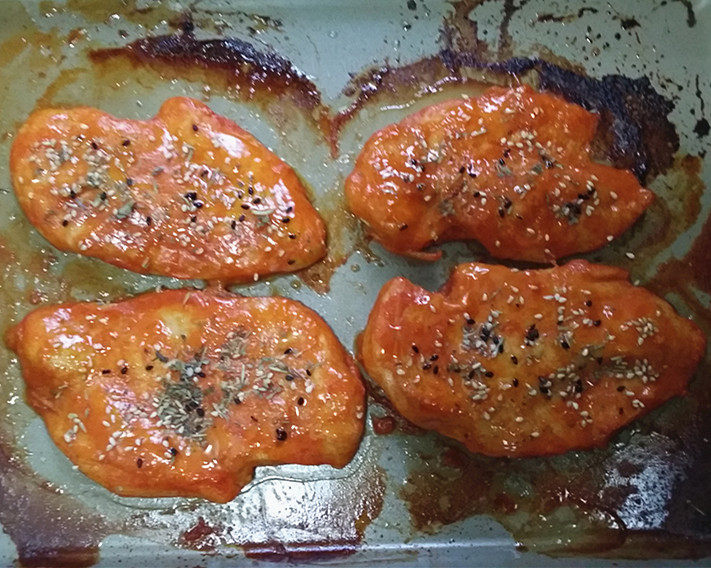 孜然鸡胸肉,取出，撒点芝麻和孜然烤肉料；拿掉锡纸，转220度，烤至表面上色即可