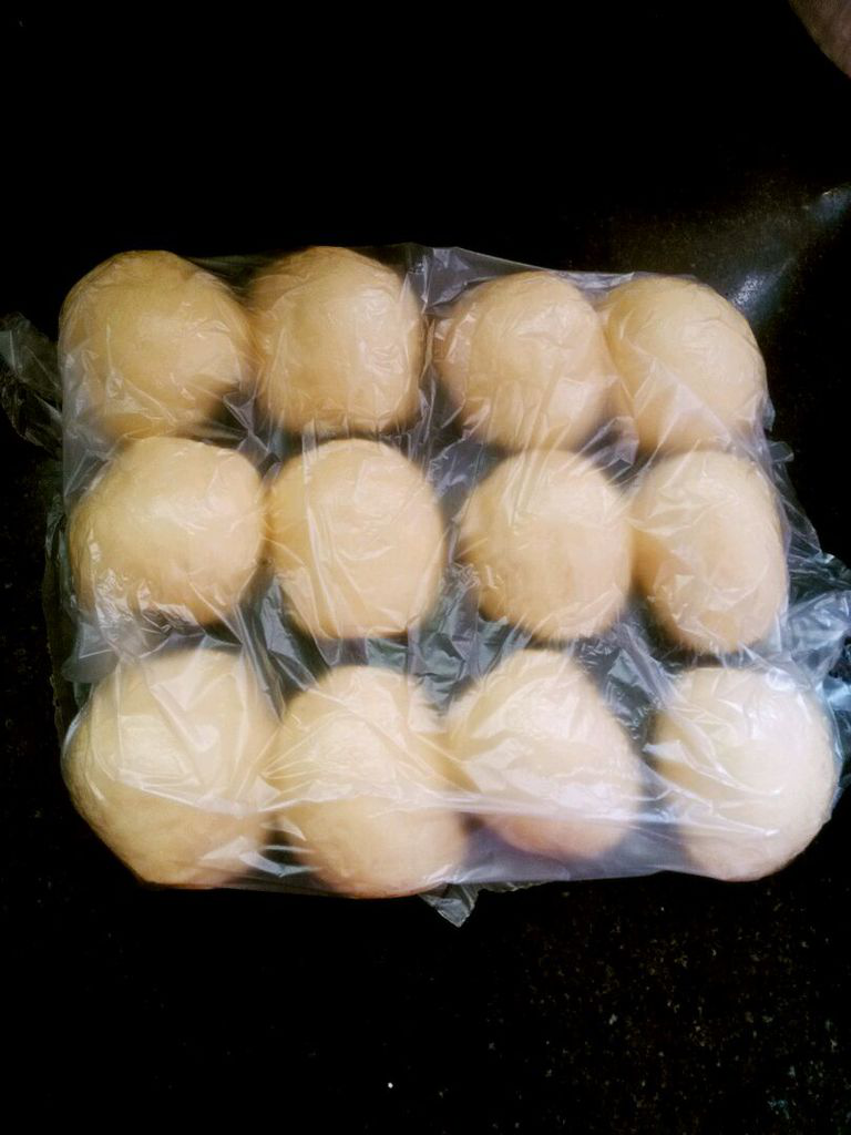 老式香浓小面包,分割成12等份，每个约60克，揉圆盖上保鲜膜松弛10分钟。