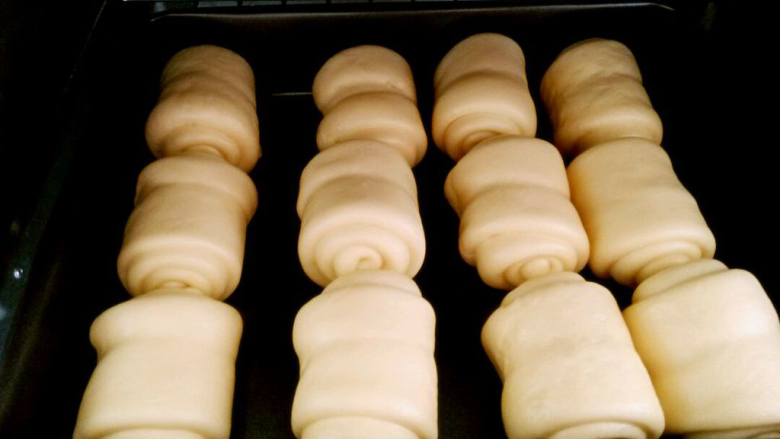 老式香浓小面包,盖上保鲜膜等待二次发酵。
