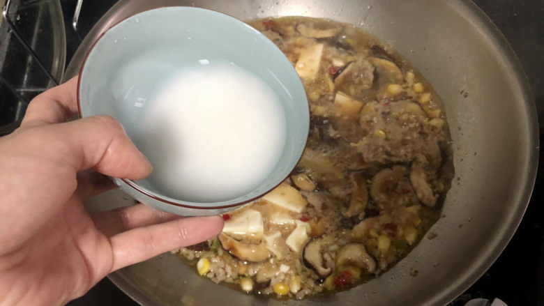 香菇肉末豆腐,开盖，转中火，淋两汤匙水淀粉收汁到自己喜欢的程度，可以多留点汤汁泡饭很赞