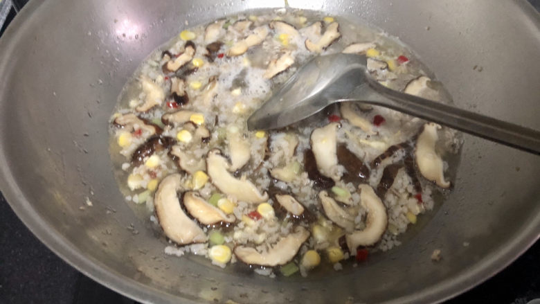香菇肉末豆腐,加入适合清水，煮开