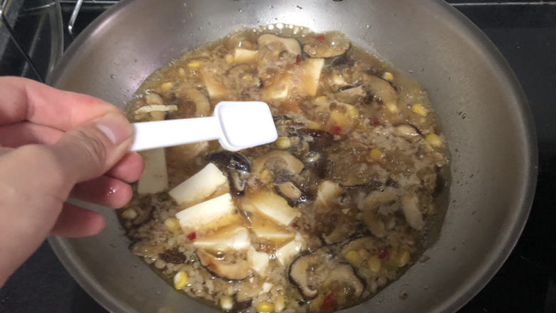 香菇肉末豆腐,尝下咸淡，根据个人口味补充适量食盐