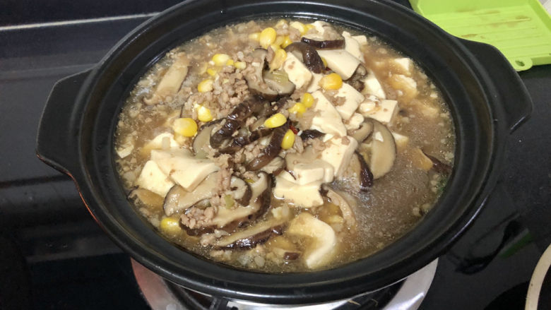 香菇肉末豆腐,豆腐收汁后，把豆腐香菇肉末连汤汁一起倒入小砂煲中