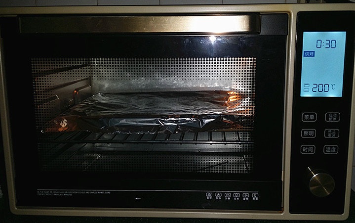 孜然鸡胸肉,送入预热好烤箱中下层：200度，烤30分钟