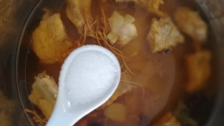 虫草花排骨汤,时间到放入一小勺盐调味。