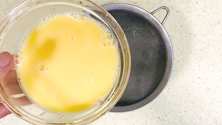 腊肠蒸蛋,将鸡蛋液过筛，去掉气泡