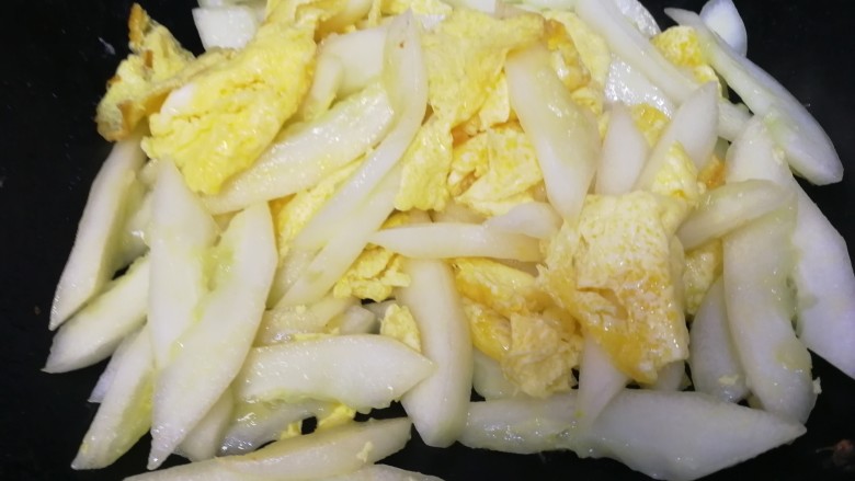 老黄瓜炒鸡蛋,老黄瓜和鸡蛋急火翻炒均匀。