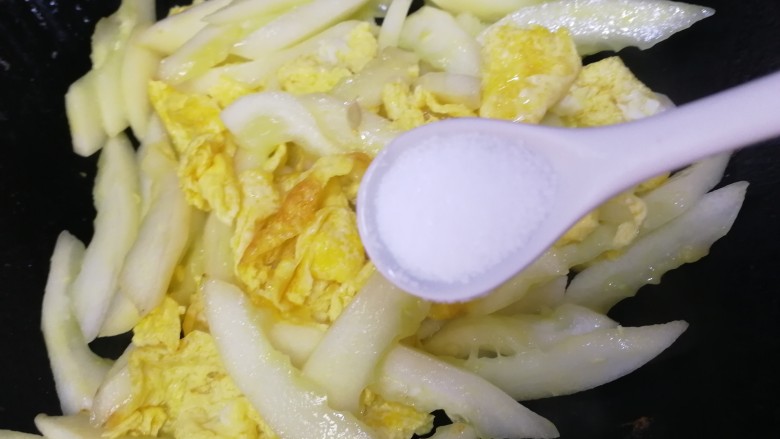 老黄瓜炒鸡蛋,均匀洒入一小勺盐。