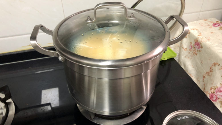 腊肠蒸蛋➕腊肠豆腐蒸蛋,蒸锅坐锅烧水，上汽放入盘子，中火蒸八分钟