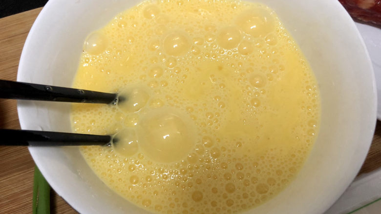 腊肠蒸蛋➕腊肠豆腐蒸蛋,鸡蛋打入碗中，筷子搅散成均匀蛋液
