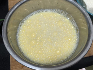 腊肠蒸蛋➕腊肠豆腐蒸蛋,加约1.5倍的温开水或者凉开水，拌匀