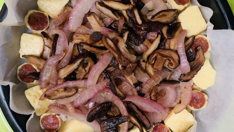 芝心土豆泥素菜披萨,均匀铺上香菇和洋葱。