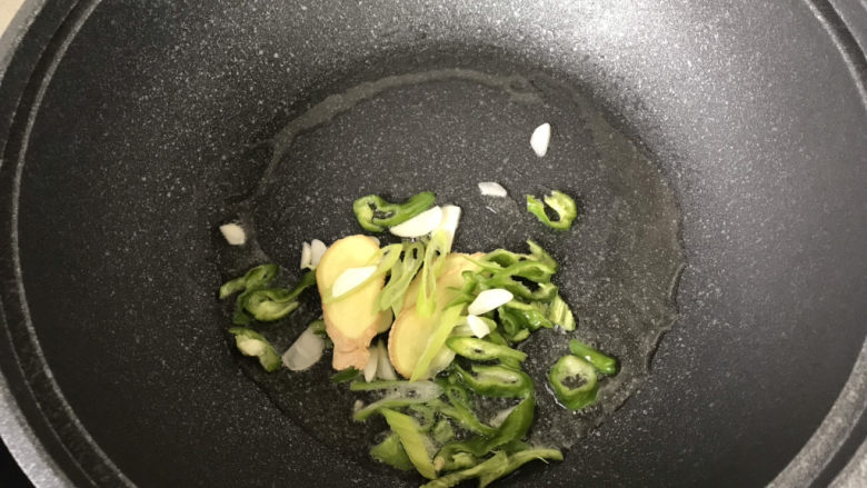 荷兰豆炒香肠,炒锅起锅烧油，下葱姜蒜和青椒炒香；