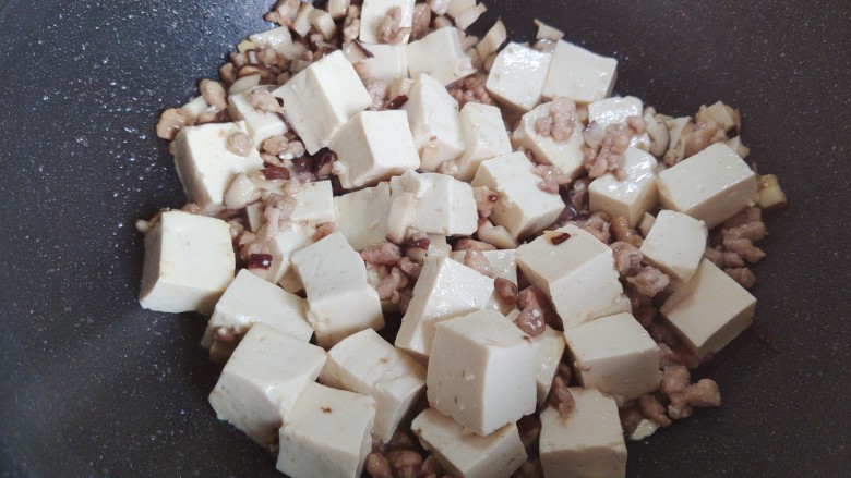 香菇肉末豆腐,翻炒均匀