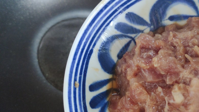 香菇肉末豆腐,待锅内油热，下猪肉末