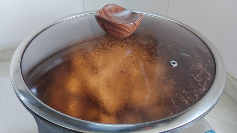 香菇肉末豆腐,盖上锅盖，转小火，焖煮3.4分钟