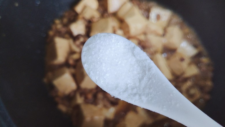 香菇肉末豆腐,3.4分钟后，可以尝一下味道够不够，不够的话再加适量细盐，够就不用了