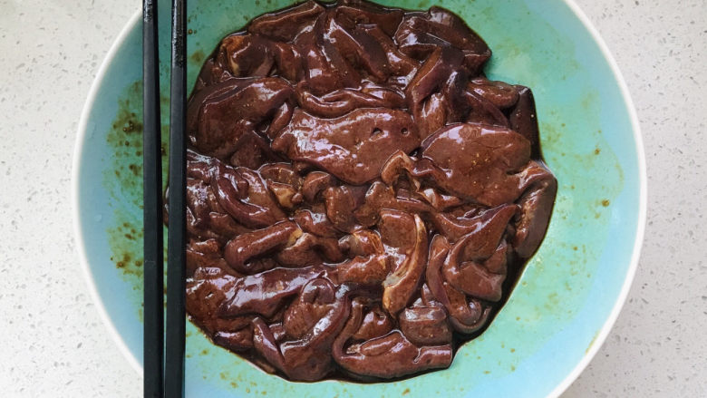 洋葱炒猪肝,搅匀腌制15分钟；