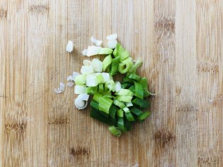 醋溜豆芽,切点小葱做葱花用。