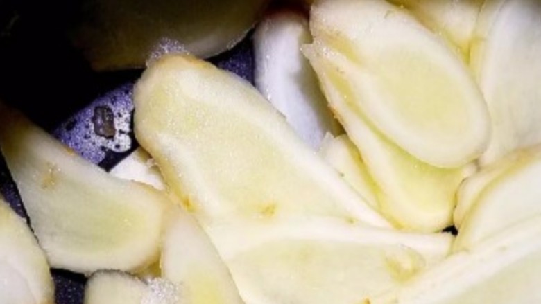 紫苏桃子姜,嫩姜晾干后，切成片加入少许盐腌半小时。