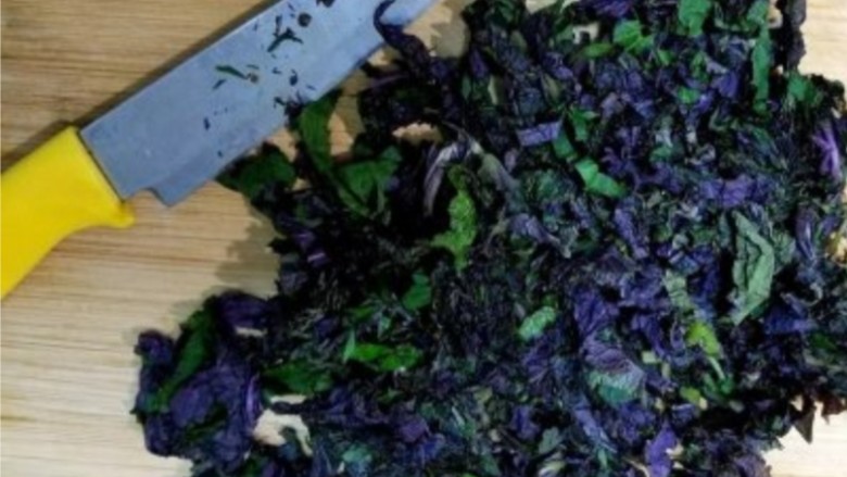 紫苏桃子姜,紫苏叶切碎，备用。