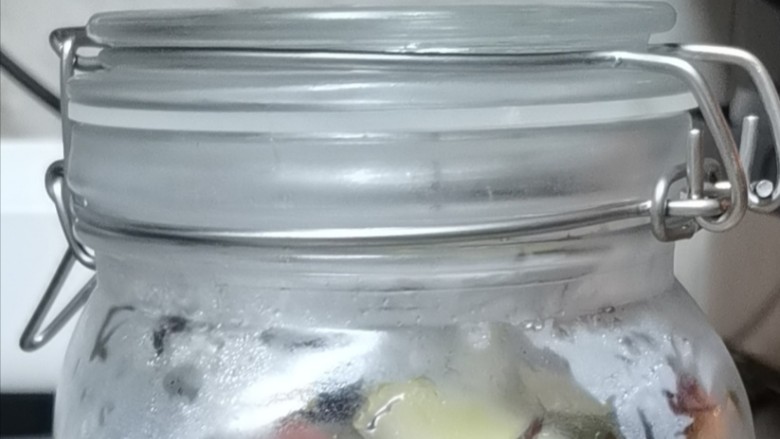 紫苏桃子姜,盖上盖子，密封好。放入冰箱冷藏，2天后就可以吃了。不需要加凉白开，加了盐之后，桃子会出水。