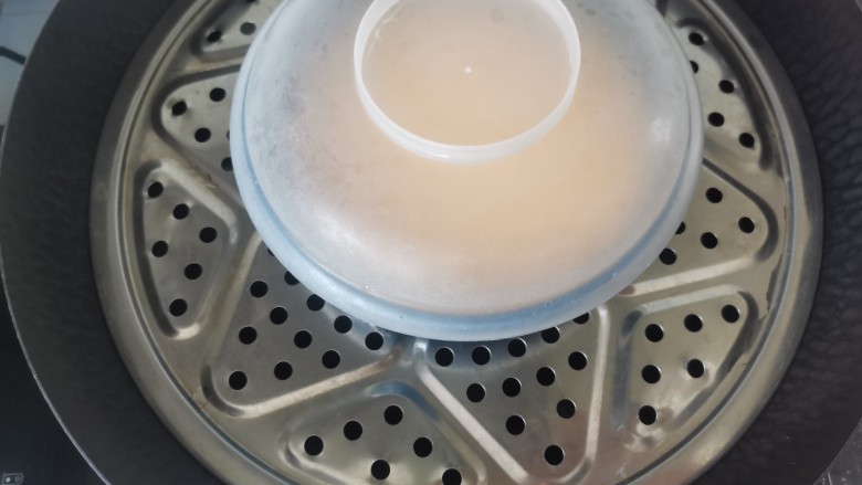 腊肠蒸蛋,盖上盖子或保鲜膜，上锅水开蒸7-8分钟