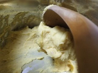 豌豆糕,直到推压豌豆泥有阻力，勺子盛起不掉落。
