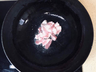 海鲜豆角焖面,起油锅，加入五花肉