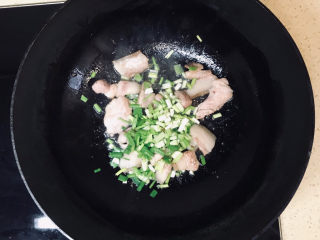 海鲜豆角焖面,看到白猪肉变色，基本熬到位后，加入葱花，煸炒出葱香