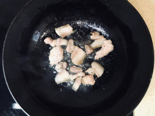 海鲜豆角焖面,转小火，慢火熬猪油，尽量将白猪油熬出来