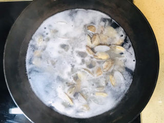 海鲜豆角焖面,大火煮开，看到花蛤张嘴立即关火