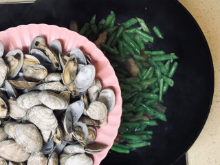 海鲜豆角焖面,翻炒均匀后，加入花蛤