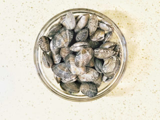海鲜豆角焖面,花蛤，要提前用盐水浸泡，使其吐尽泥沙，最少浸泡一小时以上