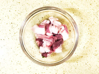 海鲜豆角焖面,五花肉切成薄片