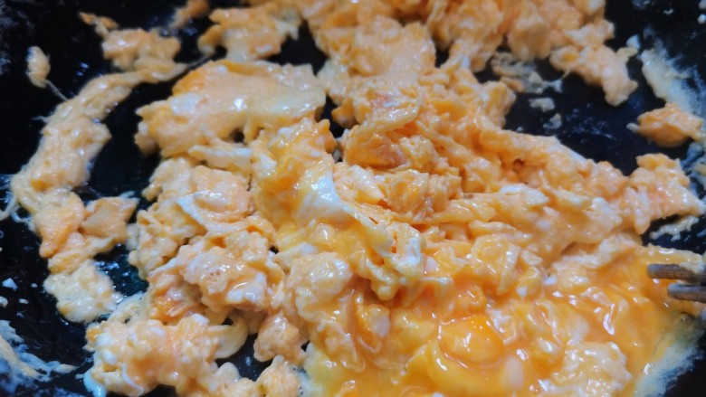 鸡蛋火腿肠片,鸡蛋液下锅煎至成形