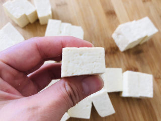 香菇肉末豆腐,大小可以参考麻将，厚度可以比麻将块略微薄些即可。