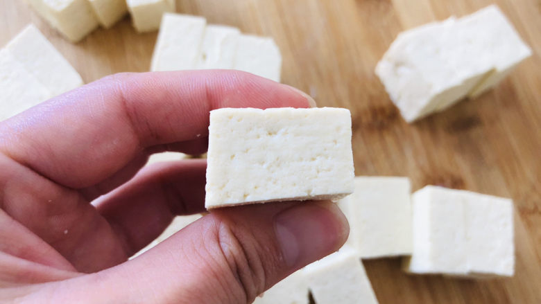 香菇肉末豆腐,大小可以参考麻将，厚度可以比麻将块略微薄些即可。